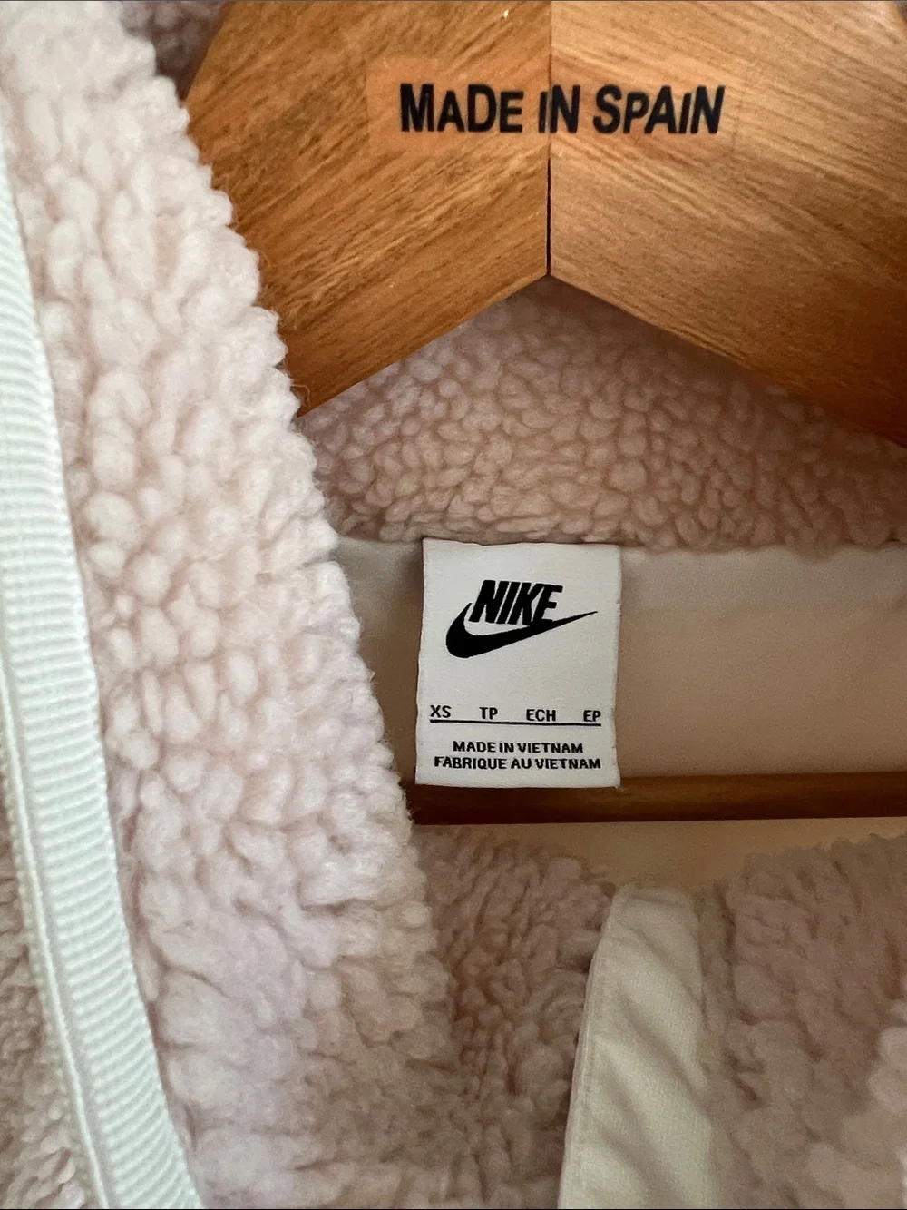 Nike Teddy Jacket in Light Mauve/Pale Pink - Picture 2 of 3